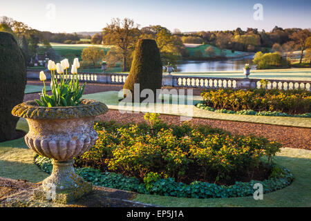 Vue depuis la terrasse de Bowood House dans le Wiltshire. Banque D'Images