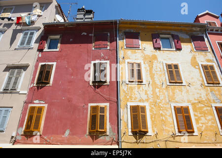 Ancien immeuble d'architecture colorée de Rovinj, Croatie. Banque D'Images