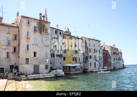 L'architecture typique de l''Istrie de bâtiments colorés avec des personnes sur la côte de Rovinj, Croatie. Banque D'Images