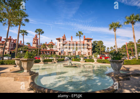 Le centre-ville de Saint Augustin cityscape avec fontaine à Flagler College Banque D'Images