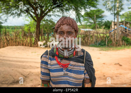 Portrait d'une femme de la tribu dans le sud de l'Éthiopie Hamar Banque D'Images