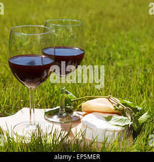 Différentes sortes de fromage et deux verres de vin rouge maison naturelle Banque D'Images