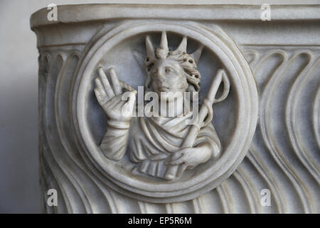 Sarcophage romain. Strigillated. Buste d'Helios (dieu-soleil) dans un clipeus. 3e C. Via Belluzzo. Rome. Musée National Romain. Bains thermaux Banque D'Images