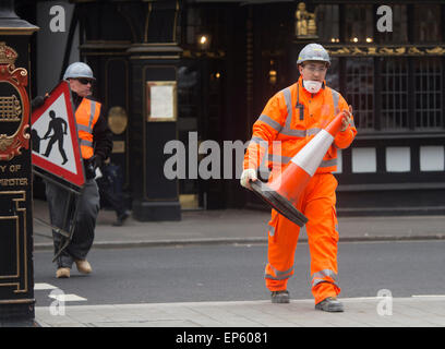 Homme portant exécution de signer workman hard hat orange Banque D'Images