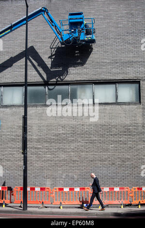 La sécurité de la santé accident man walking en vertu de l'ascenseur Banque D'Images