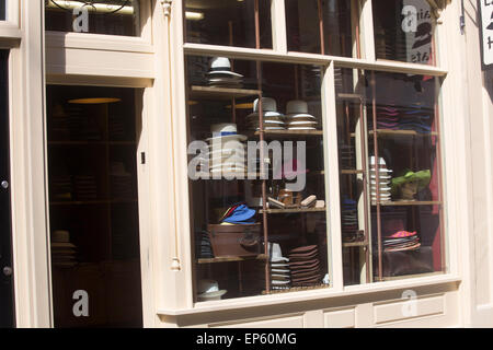 Boutique de chapeaux Panama Hat pile à vendre window Banque D'Images