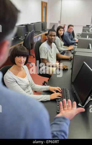 Parler à l'enseignant les élèves in computer class Banque D'Images