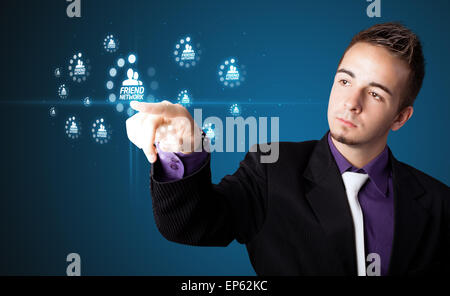 Businessman en appuyant sur les icônes de type social moderne Banque D'Images