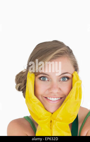 Closeup portrait of smiling young maid avec des gants jaune Banque D'Images