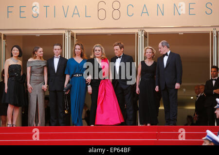 Fleur Pellerin, Sara Forestier, Rod Paradot, Emmanuelle Bercot, Catherine Deneuve, Benoît Magimel, Frédérique Bredin et Pierre Lescure participant à la soirée d'ouverture avec la première de 'la tete haute / Standing Tall' à la 68e Festival de Cannes le 13 mai, 2015 Banque D'Images