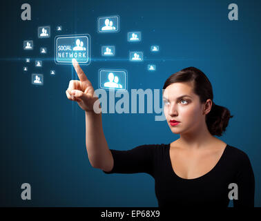 Businesswoman pressing social moderne type d'icônes Banque D'Images