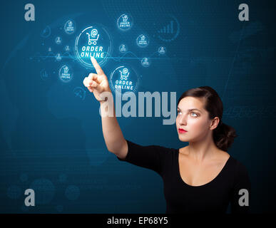 Businesswoman appuyant sur la promotion et de l'expédition virtuelle type d'icônes Banque D'Images