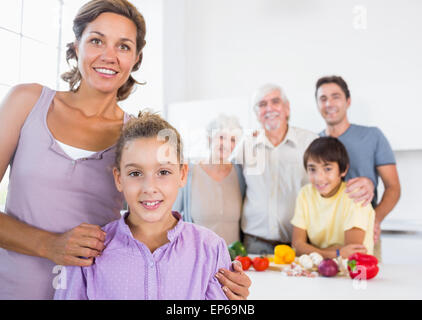 Mère et fille debout près de compteur de cuisine Banque D'Images