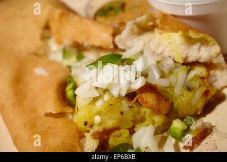 Oignon Masala Dosa, Chili, un classique de l'alimentation de rue indienne Banque D'Images