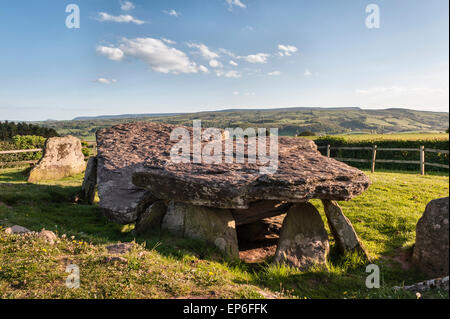 Arthur's Stone, Dorstone, Herefordshire, Angleterre. Chambré néolithique tombe (dolmen) donnant sur la vallée d'or et de la Montagne Noire Banque D'Images