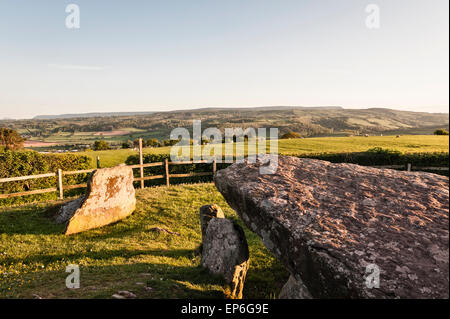 Arthur's Stone, Dorstone, Herefordshire, Angleterre. Chambré néolithique tombe (dolmen) donnant sur la vallée d'or et de la Montagne Noire Banque D'Images