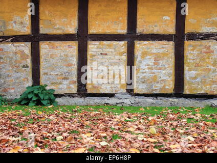 Gîte à colombages usés maison wall en automne Banque D'Images