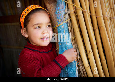 Portrait d'une petite fille berbère dans village près de désert du Sahara. Maroc Banque D'Images