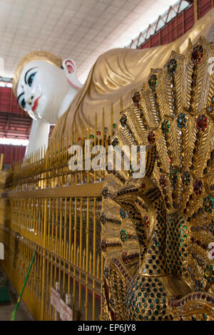 Myanmar (Birmanie), aka Yangon (Rangoon) aka. La Pagode Chauk Htat Kyi, 100 ans Bouddha couché statue mesurant 195 par 52 pieds. Banque D'Images