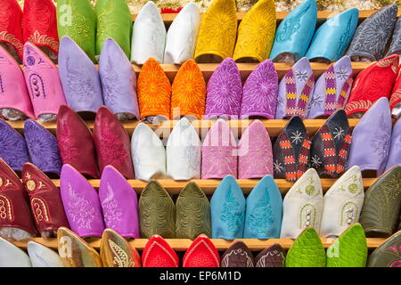 Magasin de chaussures. Babouches marocaines traditionnelles aux couleurs vives, des chaussons. Maroc Banque D'Images