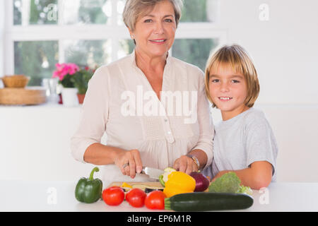 Couper les légumes grand-mère avec son petit-fils Banque D'Images