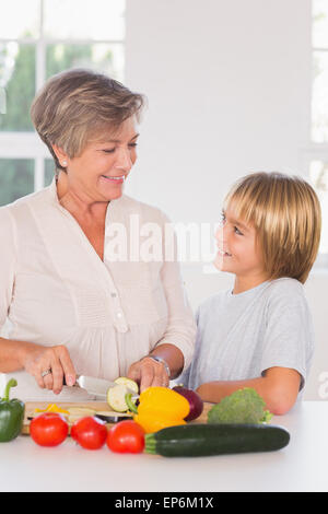 Couper les légumes à grand-mère à petit-fils Banque D'Images