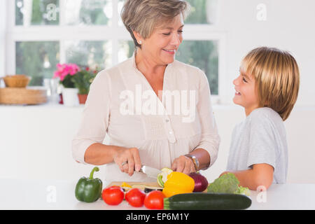 Couper les légumes à grand-mère à son petit-fils Banque D'Images