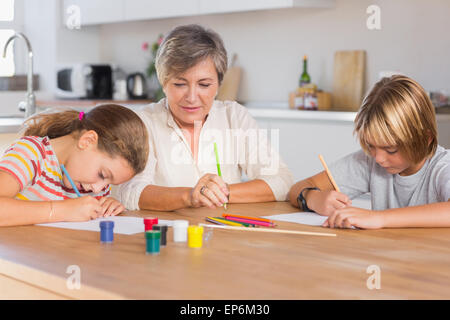 Mamie et ses petits-enfants au sérieux dessin Banque D'Images