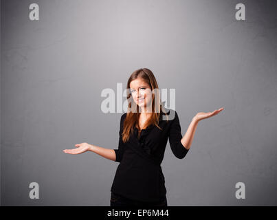 Belle jeune fille juggling with copy space Banque D'Images