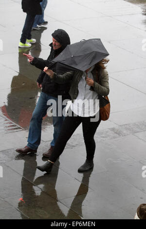 Londres, Royaume-Uni. 14 mai, 2015. Météo France : Les piétons sous la pluie Crédit : amer ghazzal/Alamy Live News Banque D'Images