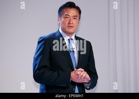 Président et chef de la direction de Lawson Inc., Genichi Tamatsuka participe à une conférence de presse pour le lancement de sa programmation d'été de 10 nouveaux appareils mobiles le 13 mai 2015, Tokyo, Japon. Président-directeur général de NTT DOCOMO Inc., Kaoru Kato leur nouvelle gamme de smartphones, y compris une première mondiale de l'un à l'aide de la reconnaissance de l'iris pour la première authentification biométrique (flèches NX F-04G) et trois modèles avec la reconnaissance des empreintes digitales. DOCOMO a également annoncé une alliance avec la franchise de l'accommodation, Lawson Inc. qui vous offrent des rabais et autres avantages pour les clients de DOCOMO grâce à l'app Lawson dans t préinstallé Banque D'Images