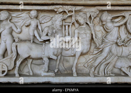 Sarcophage avec procession de cérémonie Dionysiaque. L'art romain 2ème siècle AC. Rome. L'Italie. Banque D'Images