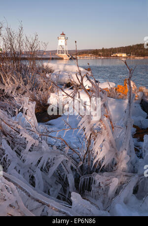 C'est encore l'hiver ici dans le port à Grand Marais Banque D'Images