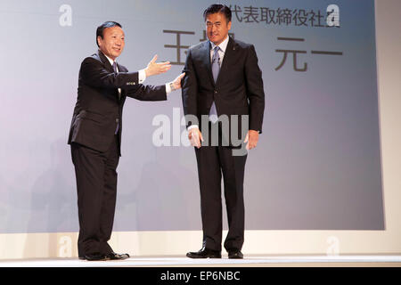 (L à R) président et directeur général de NTT DOCOMO Inc., Kaoru Kato et président et chef de la direction de Lawson Inc., Genichi Tamatsuka assister à une conférence de presse pour le lancement de sa programmation d'été de 10 nouveaux appareils mobiles le 13 mai 2015, Tokyo, Japon. Président-directeur général de NTT DOCOMO Inc., Kaoru Kato leur nouvelle gamme de smartphones, y compris une première mondiale de l'un à l'aide de la reconnaissance de l'iris pour la première authentification biométrique (flèches NX F-04G) et trois modèles avec la reconnaissance des empreintes digitales. DOCOMO a également annoncé une alliance avec la franchise de l'accommodation, Lawson Inc. qui vous offrent des rabais et autres avantages Banque D'Images