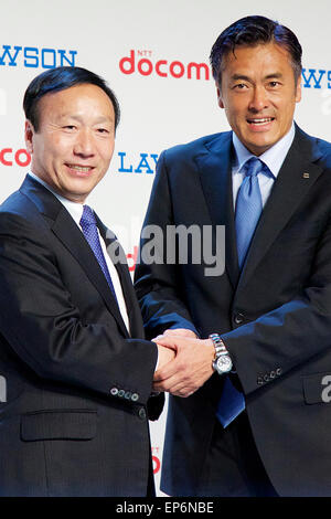 (L à R) président et directeur général de NTT DOCOMO Inc., Kaoru Kato et président et chef de la direction de Lawson Inc., Genichi Tamatsuka poser pour les caméras au cours d'une conférence de presse pour le lancement de sa programmation d'été de 10 nouveaux appareils mobiles le 13 mai 2015, Tokyo, Japon. Président-directeur général de NTT DOCOMO Inc., Kaoru Kato leur nouvelle gamme de smartphones, y compris une première mondiale de l'un à l'aide de la reconnaissance de l'iris pour la première authentification biométrique (flèches NX F-04G) et trois modèles avec la reconnaissance des empreintes digitales. DOCOMO a également annoncé une alliance avec la franchise de l'accommodation, Lawson Inc. qui fournira un rabais Banque D'Images