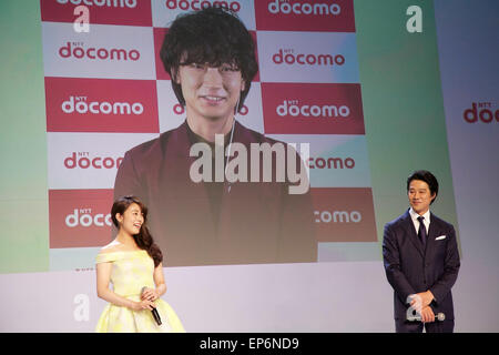 (L à R) L'actrice Mitsuki Takahata, les acteurs Rendez Ayano et Shinichi Tsutsumi assister à une conférence de presse pour le lancement de sa programmation d'été de 10 nouveaux appareils mobiles le 13 mai 2015, Tokyo, Japon. Président-directeur général de NTT DOCOMO Inc., Kaoru Kato leur nouvelle gamme de smartphones, y compris une première mondiale de l'un à l'aide de la reconnaissance de l'iris pour la première authentification biométrique (flèches NX F-04G) et trois modèles avec la reconnaissance des empreintes digitales. DOCOMO a également annoncé une alliance avec la franchise de l'accommodation, Lawson Inc. qui vous offrent des rabais et autres avantages pour les clients de DOCOMO à travers la La Banque D'Images