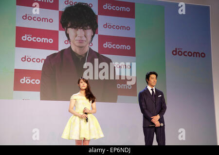 (L à R) L'actrice Mitsuki Takahata, les acteurs Rendez Ayano et Shinichi Tsutsumi assister à une conférence de presse pour le lancement de sa programmation d'été de 10 nouveaux appareils mobiles le 13 mai 2015, Tokyo, Japon. Président-directeur général de NTT DOCOMO Inc., Kaoru Kato leur nouvelle gamme de smartphones, y compris une première mondiale de l'un à l'aide de la reconnaissance de l'iris pour la première authentification biométrique (flèches NX F-04G) et trois modèles avec la reconnaissance des empreintes digitales. DOCOMO a également annoncé une alliance avec la franchise de l'accommodation, Lawson Inc. qui vous offrent des rabais et autres avantages pour les clients de DOCOMO à travers la La Banque D'Images