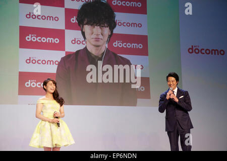 (L à R) L'actrice Mitsuki Takahata, les acteurs Rendez Ayano et Shinichi Tsutsumi assister à une conférence de presse pour le lancement de sa programmation d'été de 10 nouveaux appareils mobiles le 13 mai 2015, Tokyo, Japon. Président-directeur général de NTT DOCOMO Inc., Kaoru Kato leur nouvelle gamme de smartphones, y compris une première mondiale de l'un à l'aide de la reconnaissance de l'iris pour la première authentification biométrique (flèches NX F-04G) et trois modèles avec la reconnaissance des empreintes digitales. DOCOMO a également annoncé une alliance avec la franchise de l'accommodation, Lawson Inc. qui vous offrent des rabais et autres avantages pour les clients de DOCOMO à travers la La Banque D'Images