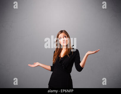 Belle jeune fille juggling with copy space Banque D'Images