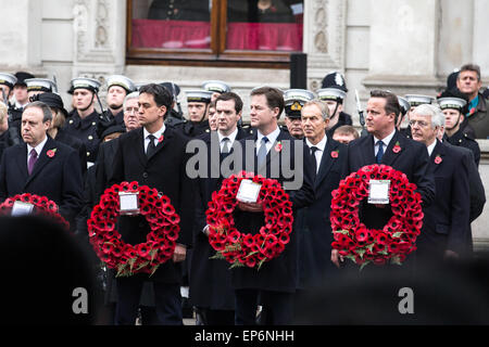 Les hommes politiques et des guirlandes prête à pondre au cénotaphe pour voir les couronnes posées sur le jour du Souvenir 2014. Le premier centenaire du début de la Grande Guerre avec : David Cameron, David Miliband, Jack Straw, George Osbourne, Nick Clegg, Tony Blair Où : London, Royaume-Uni Quand : 09 novembre 2014 Crédit : Mario Mitsis/WENN.com Banque D'Images