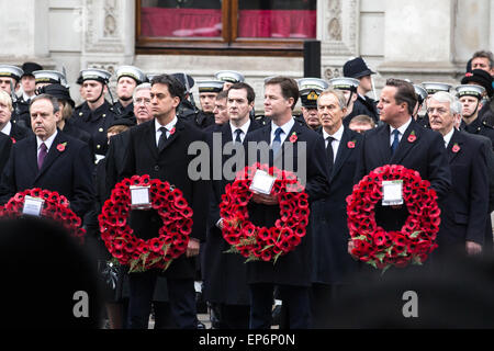 Les hommes politiques et des guirlandes prête à pondre au cénotaphe pour voir les couronnes posées sur le jour du Souvenir 2014. Le premier centenaire du début de la Grande Guerre avec : David Cameron, David Miliband, Jack Straw, George Osbourne, Nick Clegg, Tony Blair Où : London, Royaume-Uni Quand : 09 novembre 2014 Crédit : Mario Mitsis/WENN.com Banque D'Images