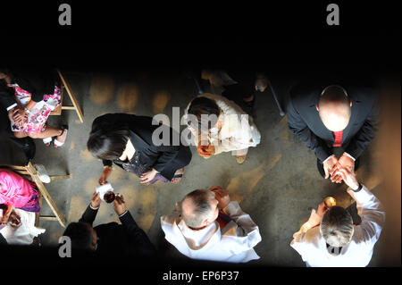 La sainte communion à un mariage dans la région de Trinity Buoy Wharf, Londres, Angleterre, Royaume-Uni, Grande Bretagne. Banque D'Images