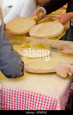 Décisions de womans talos, Tortilla wraps de txistorra dans le Santo Tomas juste qui a lieu chaque année le 21 décembre dans le Pays Basque Banque D'Images