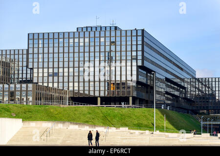 Les touristes à la Commission européenne (Bâtiment Jean Monnet) dans le quartier européen, Kirchberg, Luxembourg Banque D'Images