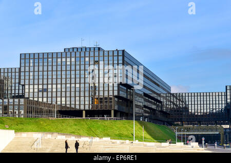 Les touristes à la Commission européenne (Bâtiment Jean Monnet) dans le quartier européen, Kirchberg, Luxembourg Banque D'Images