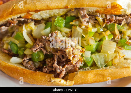 Philly Cheesesteak avec oignons en dés les poivrons et les champignons avec des croustilles et la salsa sur le côté Banque D'Images