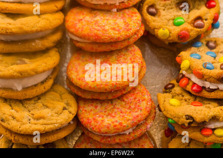 Affichage des différents cookies savoureux sandwichs pour les gourmands Banque D'Images