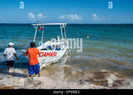 Bateau de pêche sur la côte de la mer des Caraïbes, à Puerto Morelos, Riviera Maya, péninsule du Yucatan, Quintana Roo, Mexique de l'état Banque D'Images