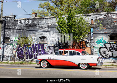 Vintage 50's Buick Special et graffiti, Inman Park, Atlanta, Georgia, USA Banque D'Images