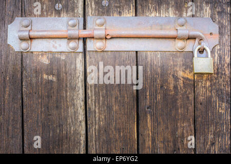 Loquet d'une vieille porte de bois d'un enclos Banque D'Images
